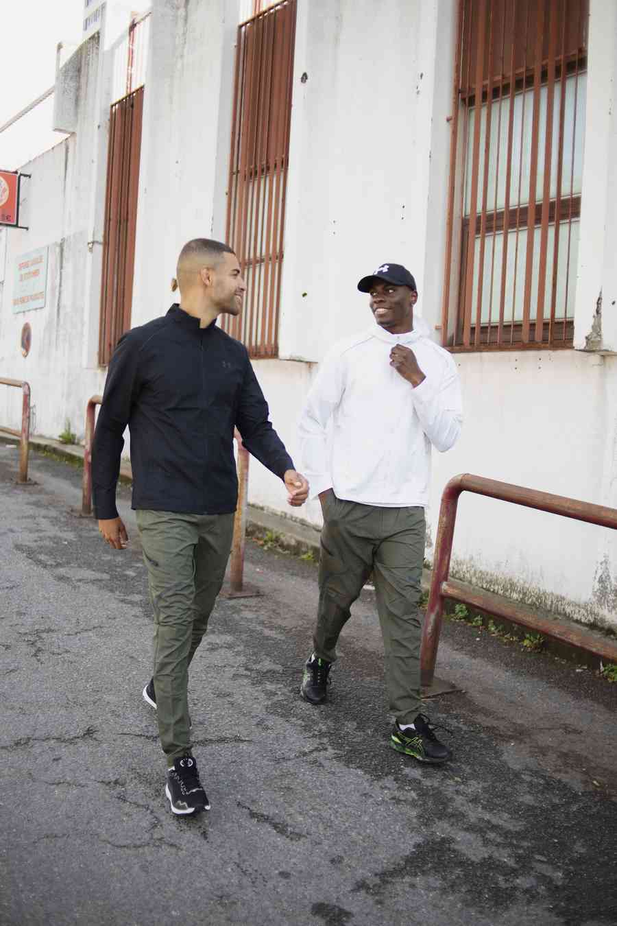 Pantalones cargo Unstoppable de Under Armour - Caqui